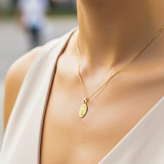 Cuello de modelo usando una cadena con un dije en forma de la Virgen de Guadalupe grabado en láser en oro amarillo de 18 quilates de Joyería Caracas.