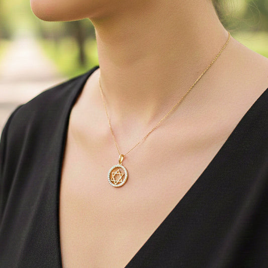 Cuello de modelo usando una cadena con dije de estrella de David en oro amarillo de 18 quilates con cristales de Joyería Caracas.
