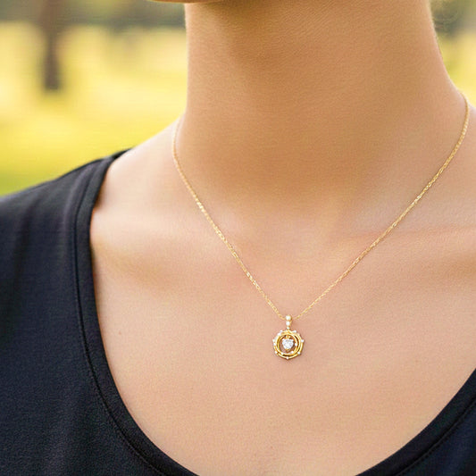 Cuello de modelo usando una cadena con un dije en forma de octopus en oro amarillo de 18 quilates con cristal en forma de corazón y redondos de Joyería Caracas.