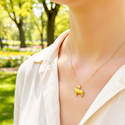 Cuello de modelo usando una cadena con un dije un león en oro amarillo de 18 quilates de Joyería Caracas.