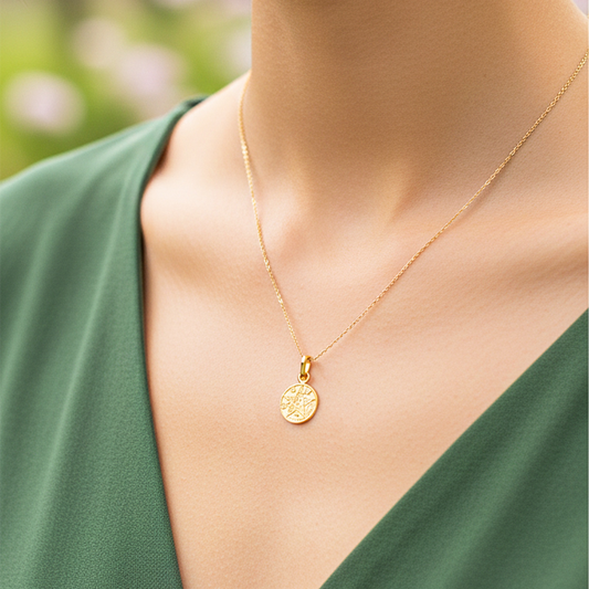 Cuello de modelo usando una cadena con un dije de tetragrámaton mini en oro amarillo de 18 quilates de Joyería Caracas.