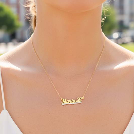 Cuello de modelo usando una cadena con un dije de nombre personalizado oro amarillo de 18 quilates de Joyería Caracas.
