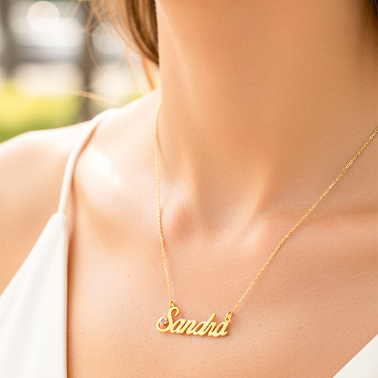 Cuello de modelo usando una cadena con un dije de nombre personalizado en oro amarillo de 18 quilates de Joyería Caracas.