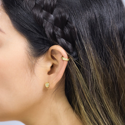 Oreja de mujer con earcuff en oro amarillo de 18 quilates, hecho en Joyería Caracas.