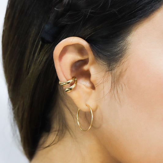 Oreja de mujer con earcuff en oro amarillo de 18 quilates, hecho en Joyería Caracas.