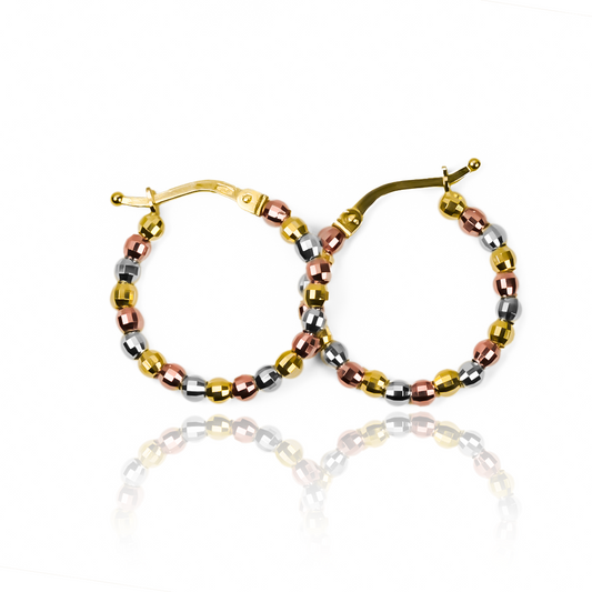 Disfruta de la exclusividad con nuestras Candongas esferas diamantadas Edición 3 O I. Confeccionadas con oro 18K y diseñadas por Joyería Caracas, cada pieza es una obra de arte. Garantía de por vida para que puedas lucir tu elegancia y estilo en todo momento.