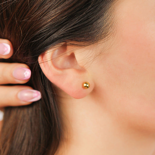 Oreja de mujer con topito de esfera lisa de 4.0mm en oro amarillo de 18 quilates, hechos en Joyería Caracas.