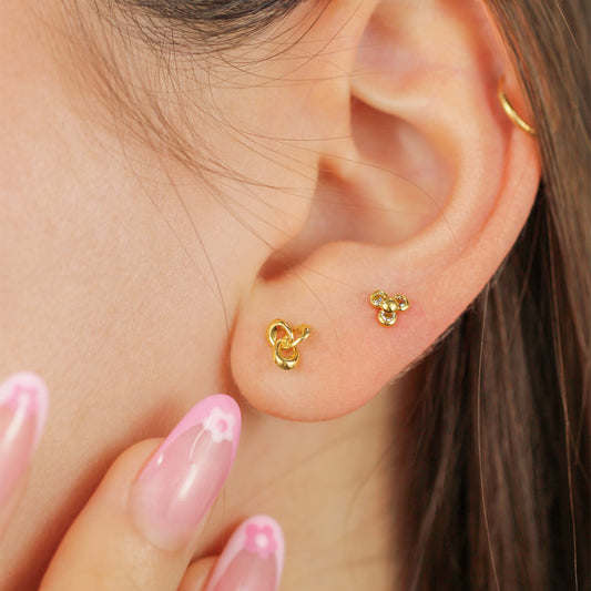 Oreja de mujer con topito en forma de espiral en oro amarillo de 18 quilates, hechos en Joyería Caracas.