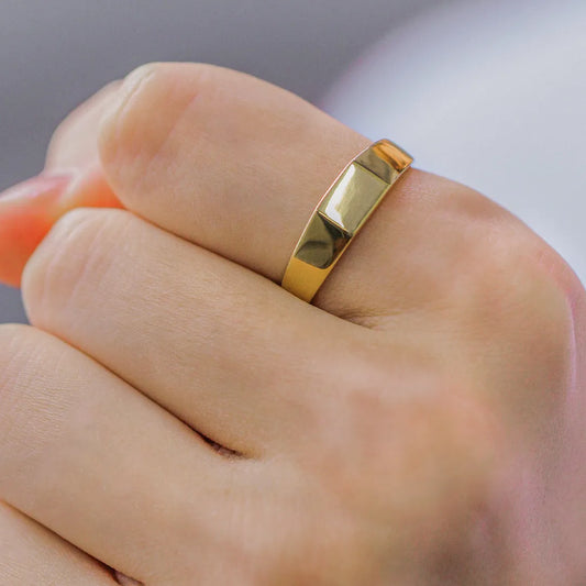 Mano de hombre con anillo clásico en oro amarillo de 18 quilates, hecho en Joyería Caracas.