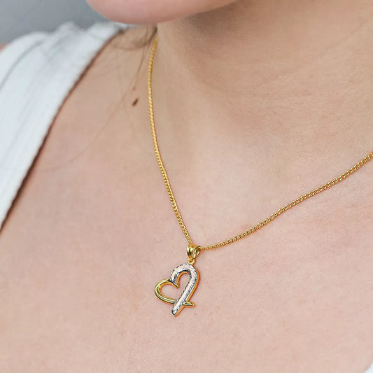 Cuello de mujer con cadena y dije en oro amarillo, blanco y rosa de 18 quilates, hecho en Joyería Caracas.