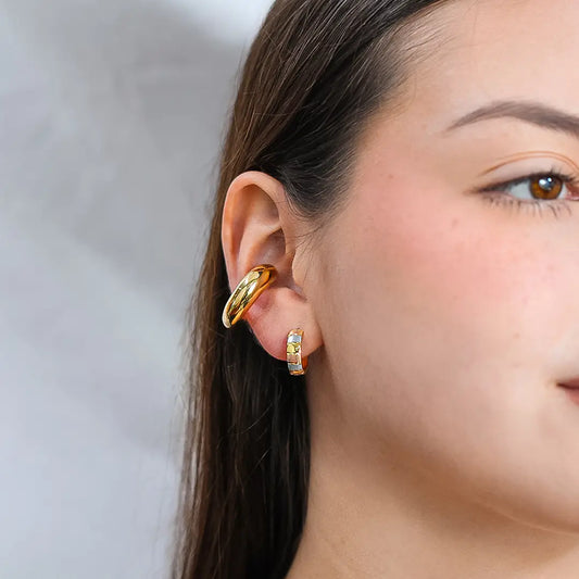 Oreja de mujer con earcuff en forma de aro en oro amarillo de 18 quilates, hecho en Joyería Caracas.