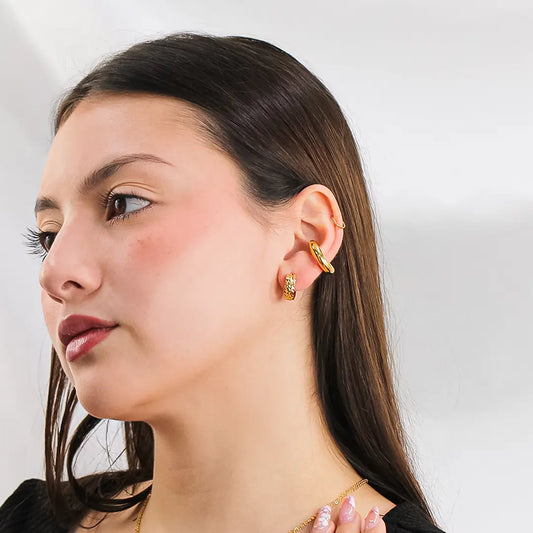Oreja de mujer con earcuff en forma de aro en oro amarillo de 18 quilates, hecho en Joyería Caracas.