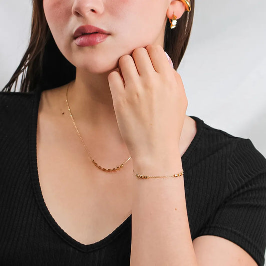 Cuello de mujer con gargantilla en oro amarillo de 18 quilates, hecho en Joyería Caracas.