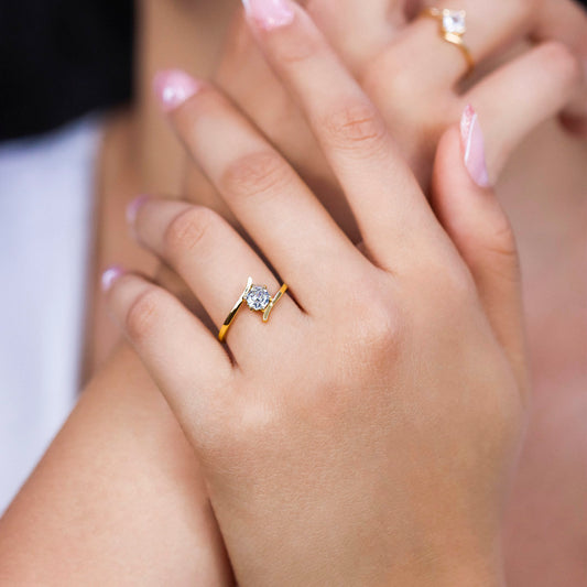 Mano de mujer con anillo en oro amarillo de 18 quilates y cristal de color blanco en el centro, hecho en Joyería Caracas.