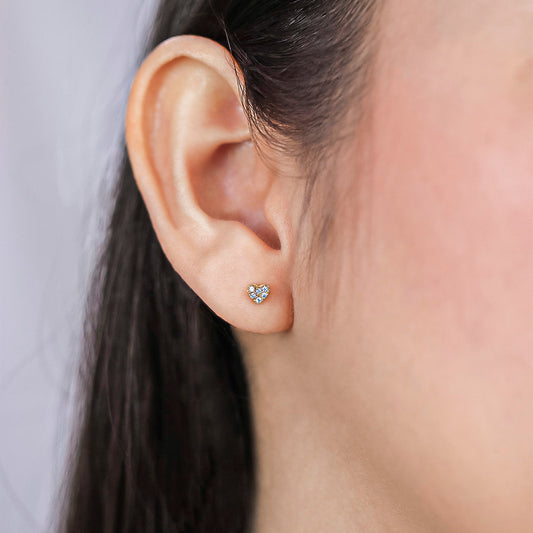 Oreja con topito en forma de corazón en oro amarillo de 18k con cristales de color blanco hecho en la Joyería Caracas.