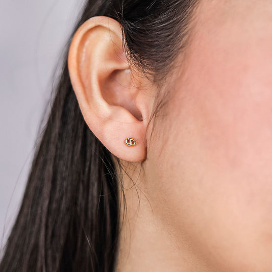 Oreja de mujer con topito calabrote en oro amarillo de 18 quilates, hecho en Joyería Caracas.