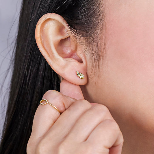 Oreja con topito en forma de alas hecho en oro amarillo de 18k de la Joyería Caracas.