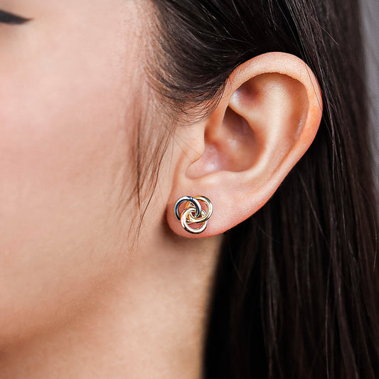 Oreja con Topito hecho en oro 18k, color amarillo, blanco y rosa de la Joyería Caracas con forma de espiral.