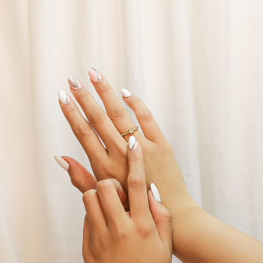 Mano de mujer con anillo solitario en oro amarillo de 18 quilates y Diamante en el centro de color blanco.