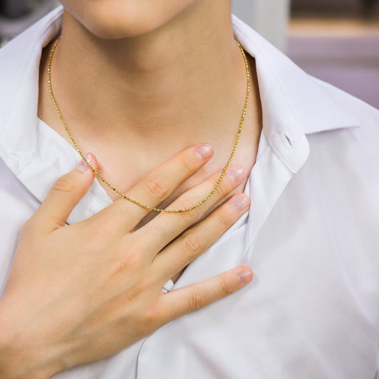 Cuello de hombre con cadena en tejido Box & Sphere de 50 cm en oro amarillo de 18 quilates, hecho en Joyería Caracas.