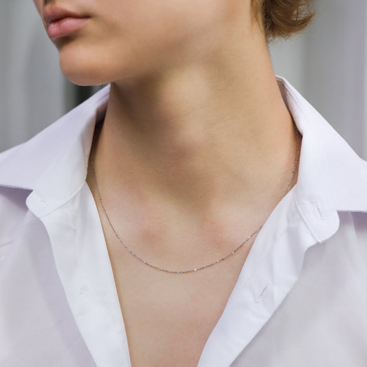 Cuello de hombre con cadena mini eslabón de 50 cm en oro blanco de 18 quilates, hecho en Joyería Caracas.