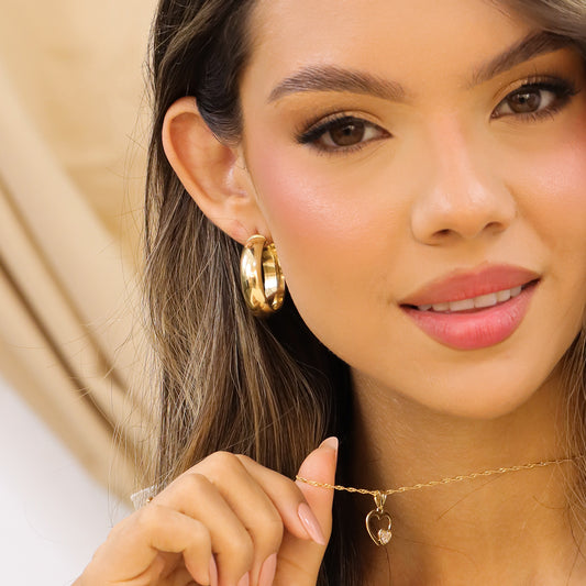 Oreja de mujer con candonga medio tubo XL en oro amarillo de 18 quilates, fabricadas por Joyería Caracas.