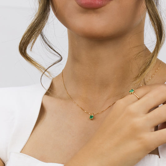 Cuello de mujer con cadena y dije en oro amarillo de 18 quilates con Esmeralda en forma cuadrada de color verde, fabricado en Joyería Caracas.