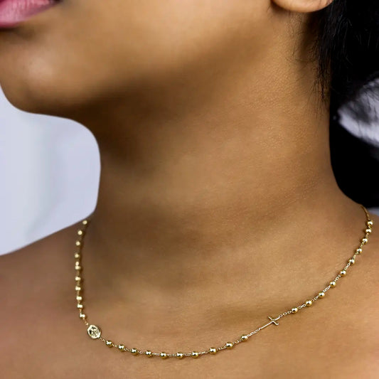 Cuello de mujer con gargantilla denario milagrosa de 45cm en oro amarillo de 18 quilates, hecho en Joyería Caracas.