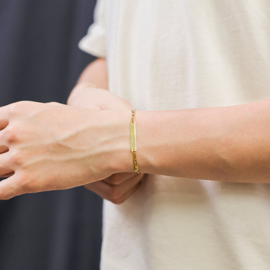 Mano de hombre con pulsera en tejido escalera plana 3 oros 18 quilates con esclava, hecho en Joyería Caracas.