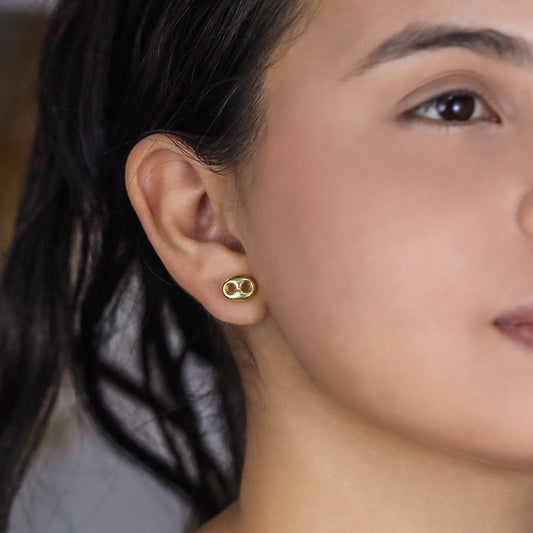 Oreja de mujer con topitos calabrote XL en oro amarillo de 18 quilates, hechos en Joyería Caracas.