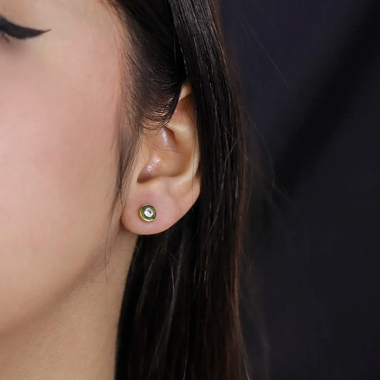 Oreja de mujer con topito en forma de Dona en oro amarillo de 18 quilates con cristal de color blanco, hechos en Joyería Caracas.