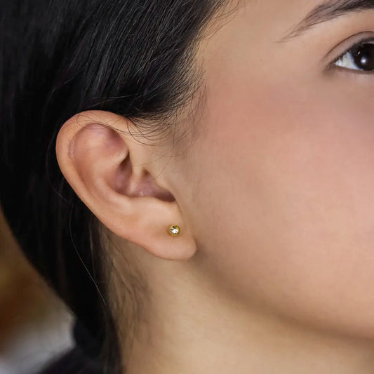 Oreja de mujer con topito de esfera diamantada de 3.0 mm en oro amarillo de 18 quilates, hechos en Joyería Caracas.