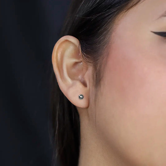 Oreja de mujer con topito de esfera lisa de 4.0mm en oro blanco de 18 quilates, hechos en Joyería Caracas.