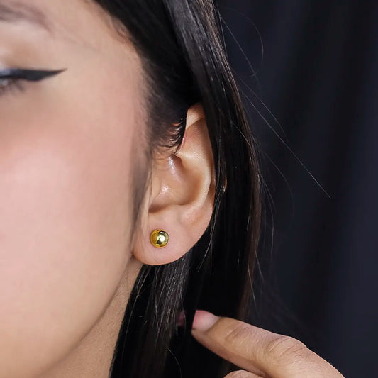 Oreja de mujer con topito de esfera lisa de 6.0mm en oro amarillo de 18 quilates, hechos en Joyería Caracas.