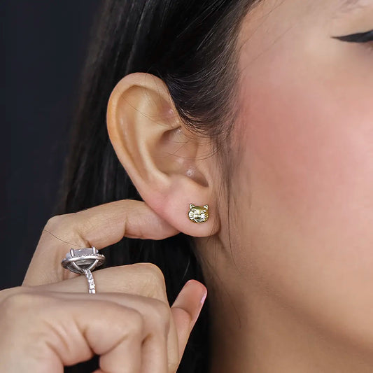 Oreja de mujer con topito en forma de gato en oro amarillo de 18 quilates, hechos en Joyería Caracas.