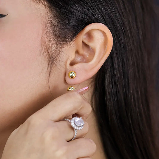 Oreja de mujer con topito de media esfera lisa de 7.0mm en oro amarillo de 18 quilates, hecho en Joyería Caracas.