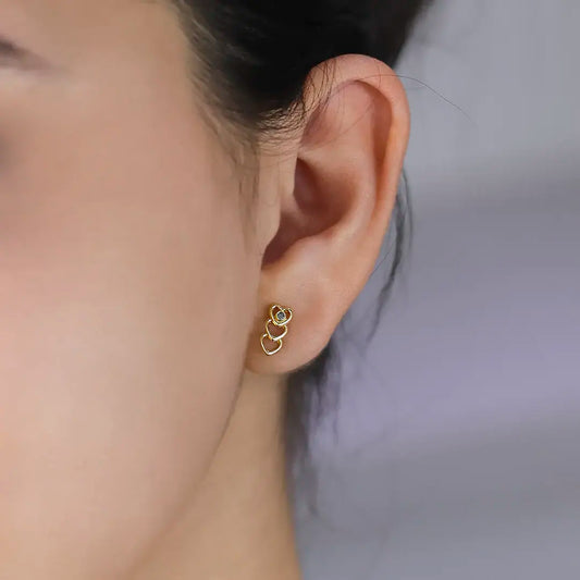 Oreja de mujer con topito en fila de 3 corazones en oro amarillo de 18 quilates, hecho en Joyería Caracas.