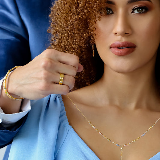 Mano de hombre usando argolla de matrimonio en oro amarillo y blanco de 18 quilates, hecho en Joyería Caracas.