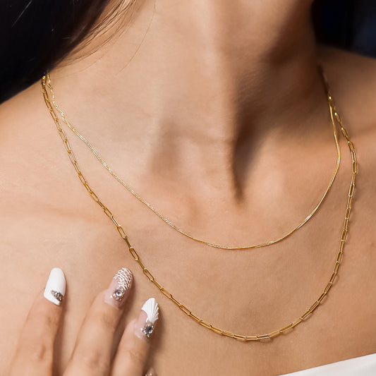 Cuello de mujer con cadena clip lisa de 60cm en oro amarillo de 18 quilates, hecho en Joyería Caracas.