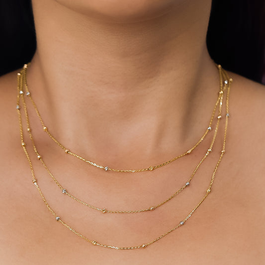 Cuello de mujer con cadena de esferas diamantadas de 50cm en oro amarillo, blanco y rosa de 18 quilates, hecho en Joyería Caracas.