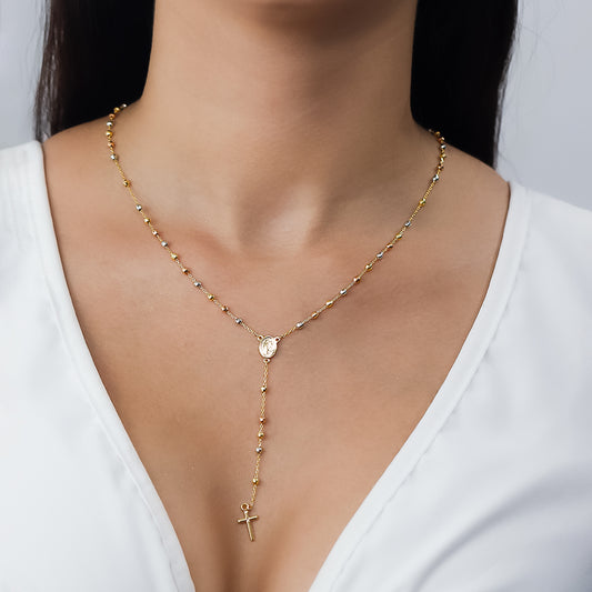 Cuello de mujer con rosario en oro amarillo, blanco y rosa de 18 quilates, hecho en Joyería Caracas.