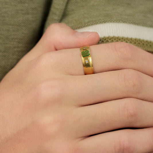 Mano de hombre con anillo de grado en oro amarillo de 18k con 2 cristales de color blanco, hecho en Joyería Caracas.