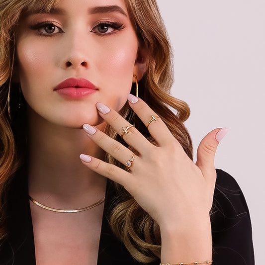 Mano de mujer con anillo en oro amarillo de 18 quilates, hecho en Joyería Caracas.