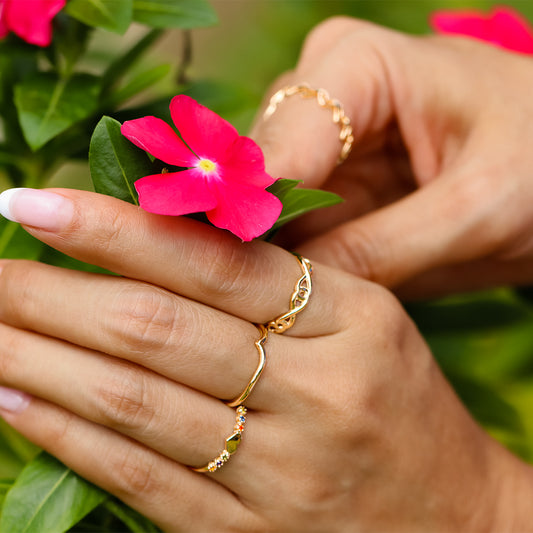 Mano de mujer con anillo en forma de ojos en oro amarillo de 18 quilates, hecho en Joyería Caracas.