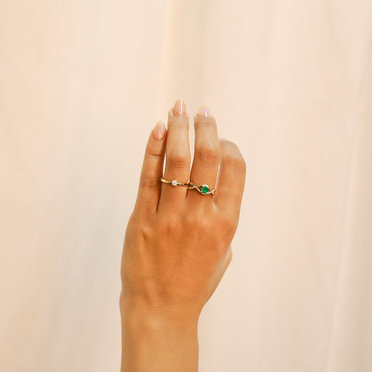 Mano de mujer con anillo en oro amarillo de 18 quilates con Diamantes en el centro de color blanco, fabricado en Joyería Caracas.