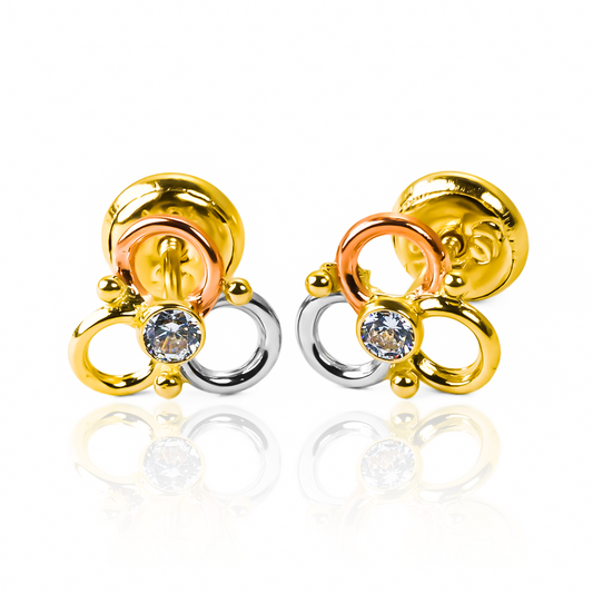 Topitos flor calada con 3 pétalos tres oros fabricados en oro 18K por Joyería Caracas, cuenta con garantía de por vida.