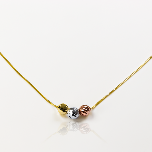 Gargantilla Mini Cubana SS 45 3 Oros, fabricada en oro 18k por Joyería Caracas, cuenta con un certificado de calidad y garantía de por vida.