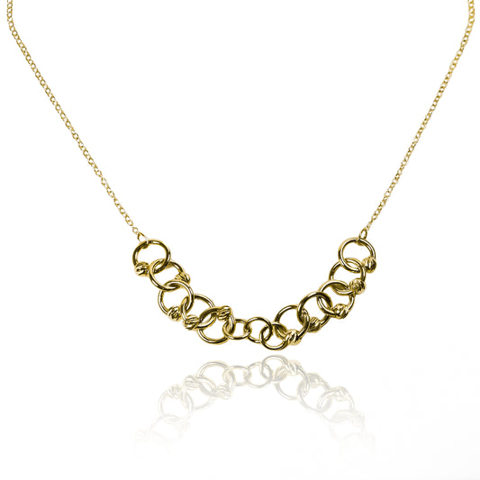 Gargantilla Rings, fabricada en Oro 18K por Joyería Caracas, cuenta con un certificado de calidad y garantía de por vida.