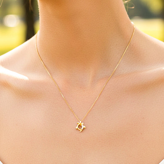 Cuello de modelo usando una gargantilla con dije en forma de tortuga en oro amarillo de 18 quilates con cristales de Joyería Caracas.