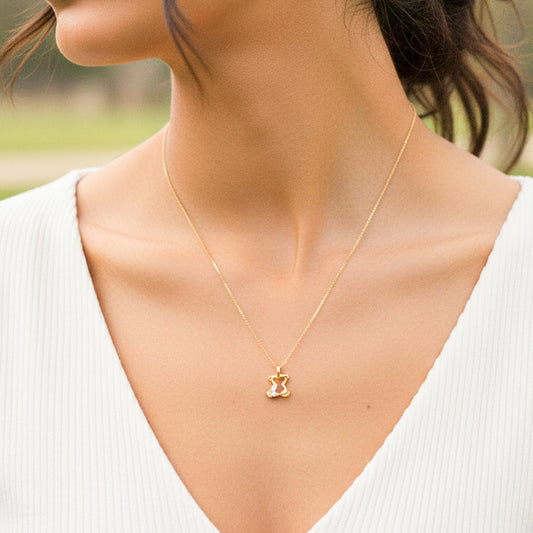 Cuello de modelo usando una gargantilla con dije en forma de oso en oro amarillo de 18 quilates con cristales de Joyería Caracas.
